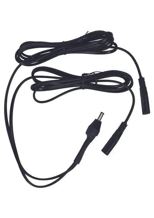 Schwarzes Kabel mit einem Stecker und zwei Buchsen, geeignet für Elektrodenanschlüsse von Judo-Geräten. Flexible Verwendung in elektrischen Anwendungen.